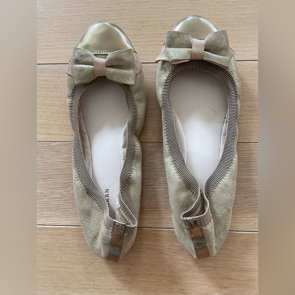 Super cute sparkly gold ballet flats with a bow! Size 9
